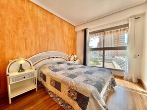 2 soverom, strykejern/-brett og sengetøy