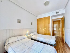 2 bedrooms, iron/ironing board, bed sheets
