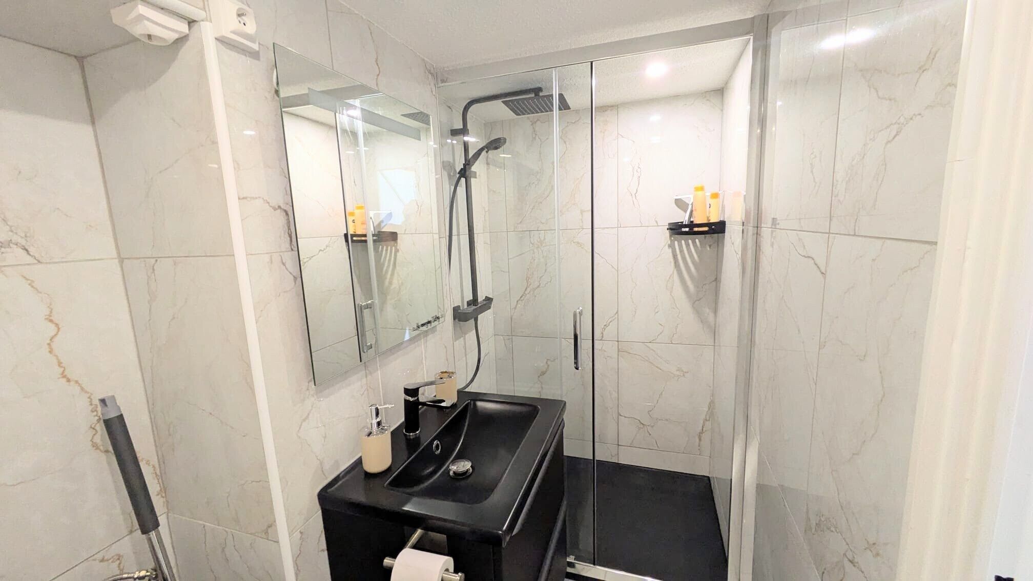 Een douche, een haardroger, handdoeken