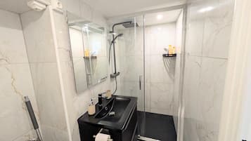 Een douche, een haardroger, handdoeken