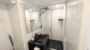 Douche, sèche-cheveux, serviettes fournies