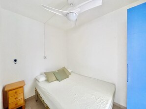 1 bedroom, bed sheets