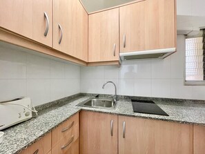 Kühlschrank, Mikrowelle, Wasserkocher mit Kaffee-/Teezubehör