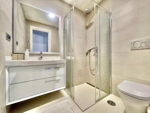 淋浴設備、風筒、提供毛巾