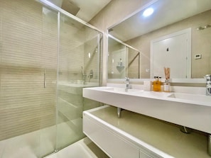 Shower, hair dryer, towels