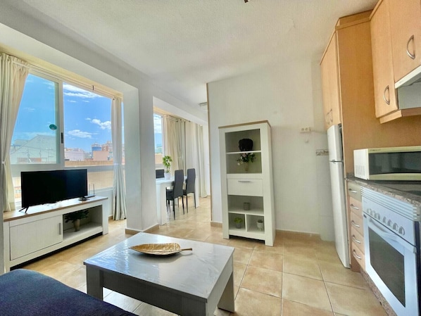 Kühlschrank, Mikrowelle, Herdplatte, Wasserkocher mit Kaffee-/Teezubehör