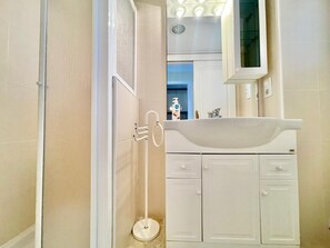 シャワー、ヘアドライヤー、タオル