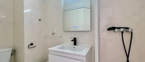 Shower, hair dryer, towels