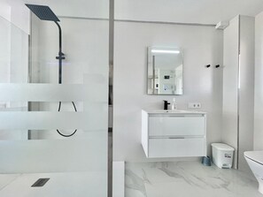 Dusche, Haartrockner, Handtücher