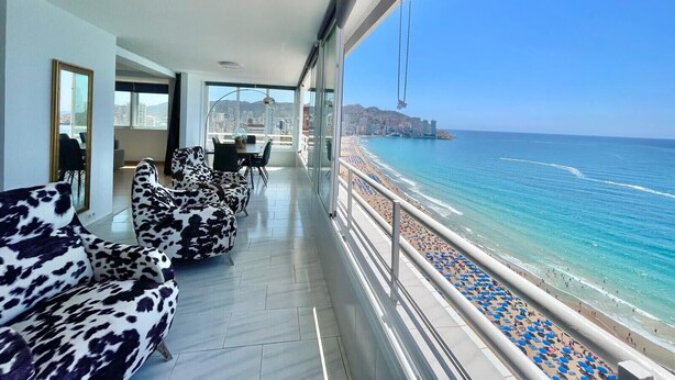 Un balcón con vistas a la playa y al océano.