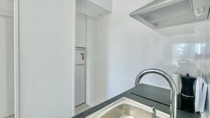Kaffetrakter/tekoker, kjøleskap, mikrobølgeovn og ovn