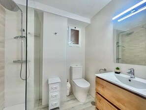 Ducha, secador de pelo y toallas