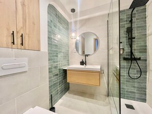 Shower, towels