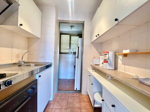 Kühlschrank, Mikrowelle, Wasserkocher mit Kaffee-/Teezubehör