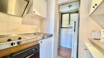 Réfrigérateur, micro-ondes, cafetiÚre/bouilloire, bouilloire électrique