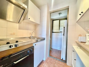 Køleskab, mikrobølgeovn, kaffe-/temaskine, elkedel