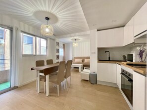 Kjøleskap, mikrobølgeovn, ovn og kaffetrakter/tekoker