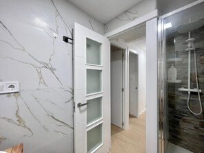 Dusj, hårføner og håndklær