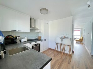 Kjøleskap, mikrobølgeovn, ovn og oppvaskmaskin