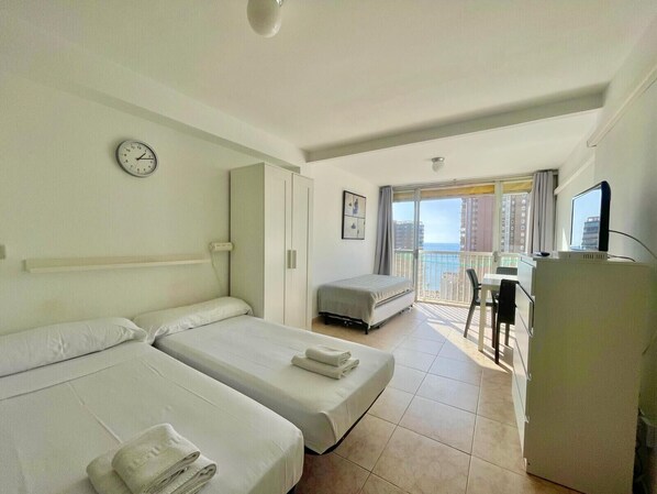 Iron/ironing board, bed sheets