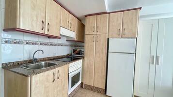 Fridge, microwave, oven, coffee/tea maker