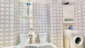 Ducha, secador de pelo y toallas