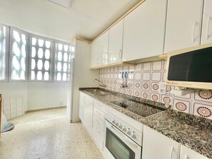 Refrigerador, microondas, cafetera/tetera, tetera/pava eléctrica