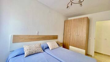3 slaapkamers, een strijkplank/strijkijzer, beddengoed