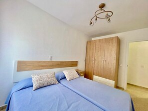 3 bedrooms, iron/ironing board, bed sheets - BIG APARTMENT IN THE OLD TOWN N006 (Benidorm)