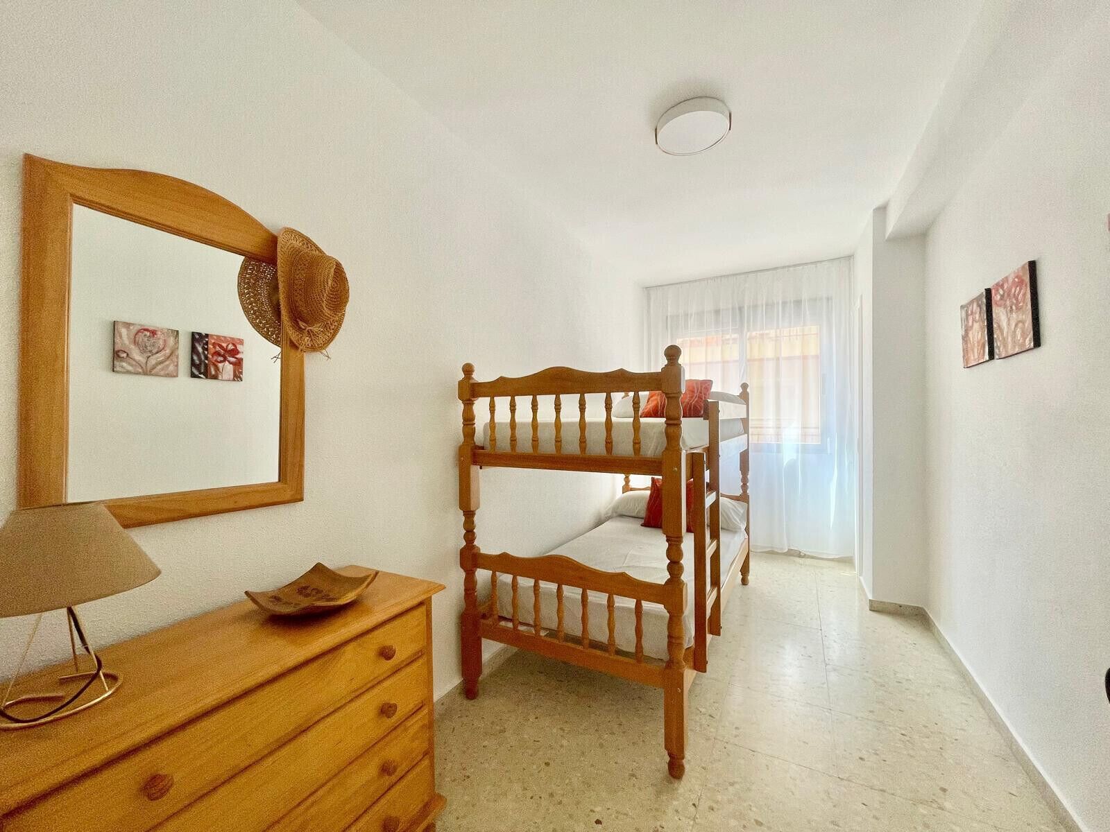 3 dormitorios, tabla de planchar con plancha, ropa de cama