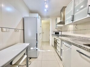 Kühlschrank, Mikrowelle, Ofen, Wasserkocher mit Kaffee-/Teezubehör