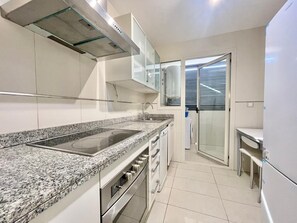 Een koelkast, een microgolfoven, een oven