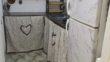 Réfrigérateur, four, plaque de cuisson, grille-pain