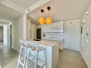 Kühlschrank, Mikrowelle, Ofen, Geschirrspüler