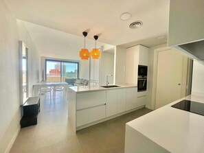 Kühlschrank, Mikrowelle, Ofen, Geschirrspüler