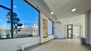 A spacious, modern waiting area with large windows, a high ceiling, and a clear view of the outside. - LUXURY BENIDORM BEACH PONIENTE N107 (Benidorm)