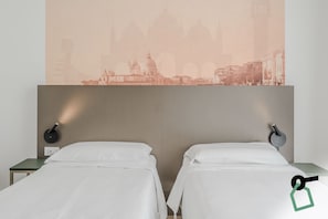 Standard Double Room | In-room safe, cribs/infant beds, free WiFi, bed sheets - Hotiday Venezia Tronchetto (Venice)