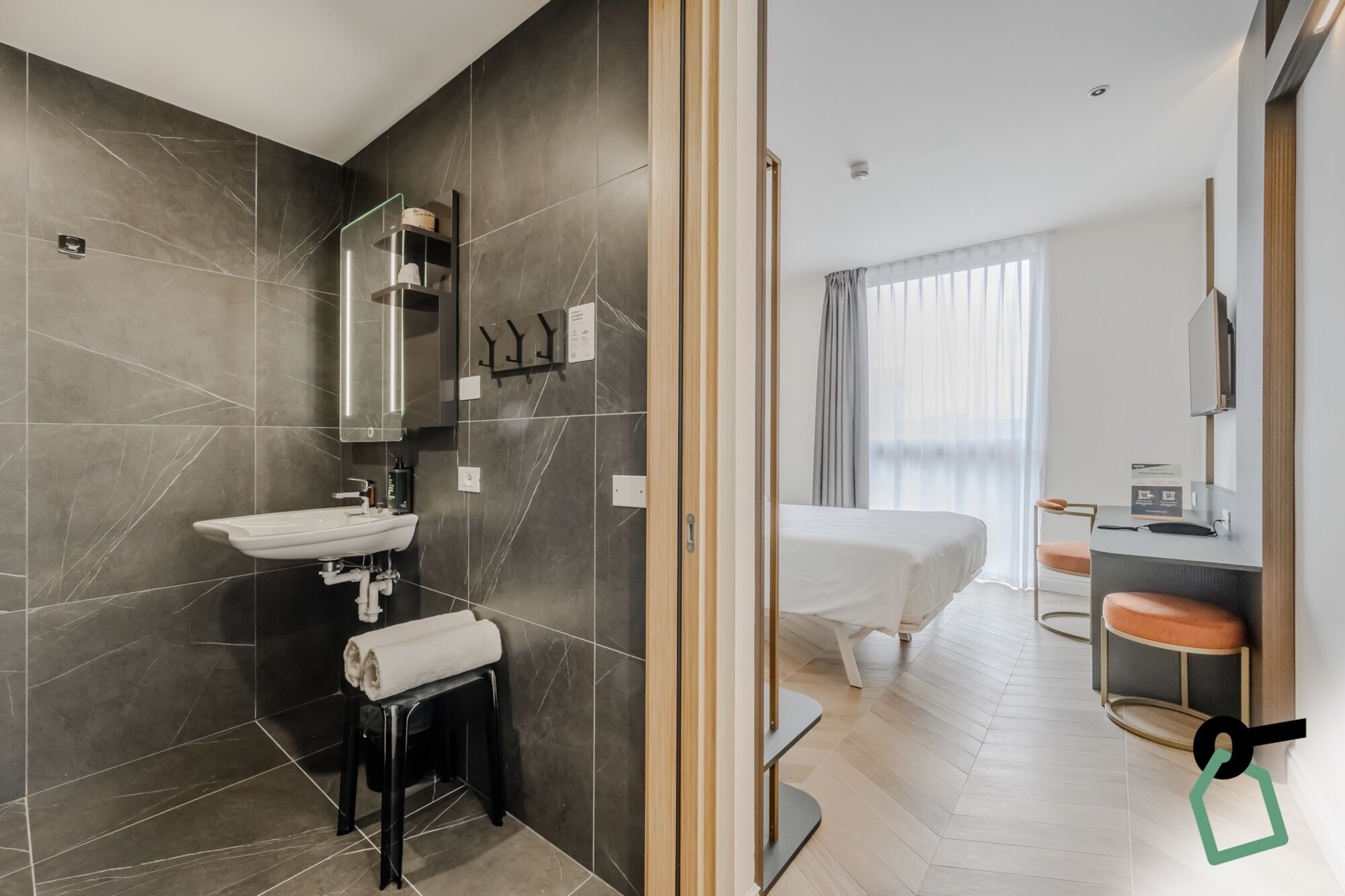 Standard Double Room | Bathroom | Shower, hair dryer, bidet, towels