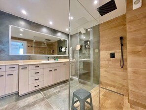 Shower, hair dryer, towels - EMALCO SEAFRONT MODERN APARTMENT A061 (Benidorm)