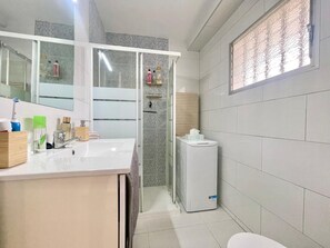 Shower, towels