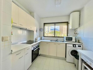 Réfrigérateur, micro-ondes, four, cafetière/bouilloire
