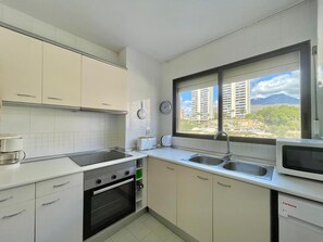 Kühlschrank, Mikrowelle, Ofen, Wasserkocher mit Kaffee-/Teezubehör