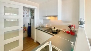 A compact kitchen with a stove, sink, and cabinets. - ALBAIDA PARK BENIDORM LEVANTE (A137) (Benidorm)