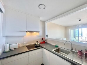 Kühlschrank, Mikrowelle, Wasserkocher mit Kaffee-/Teezubehör