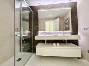 Dusche, Haartrockner, Handtücher
