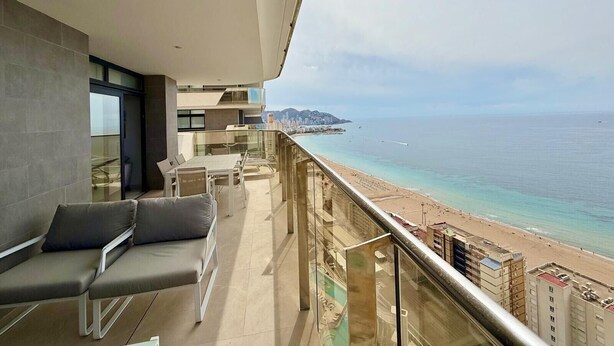 Un balcon avec vue sur la plage et l’océan.