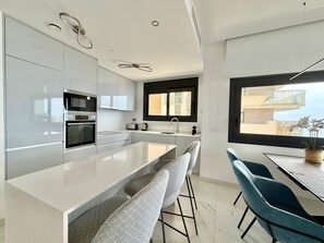 Kühlschrank, Mikrowelle, Ofen, Geschirrspüler