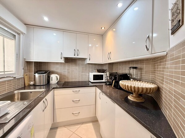 Kühlschrank, Mikrowelle, Ofen, Geschirrspüler