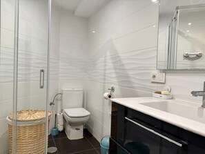 Shower, towels - TORRE COLON APARTMENT (A120) (Benidorm)