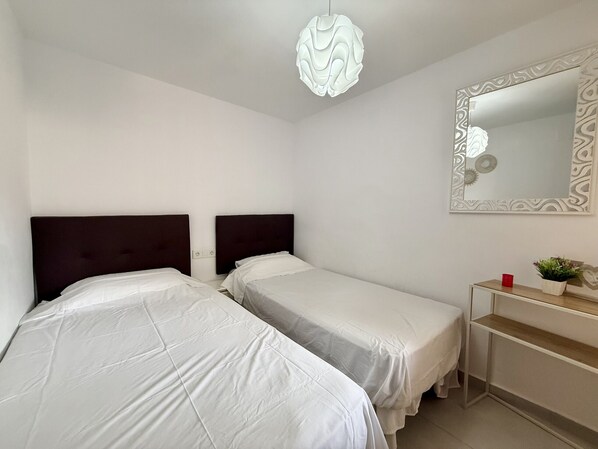 2 bedrooms, iron/ironing board, bed sheets - TORRE COLON APARTMENT (A120) (Benidorm)